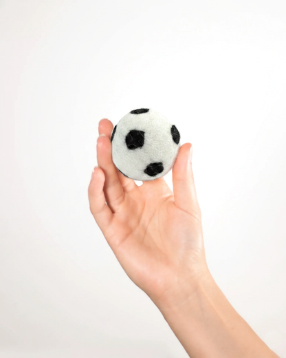 BUDDY. Hundespielzeug aus Schafwolle "Fussball"